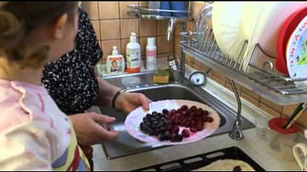 Развиваем самостоятельность. Варя готовит пирог