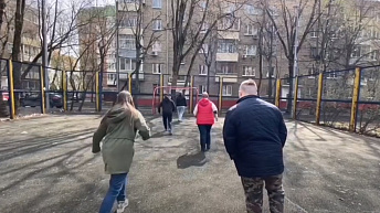 Подвижные игры во дворе: «Машина едет, едет, стоп», «Утки-гуси» и “Кошки-мышки” 
