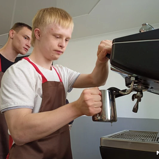 В Новосибирске открыли кофейню, где работают ребята с синдромом Дауна