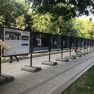 На Чистопрудном бульваре открылась  благотворительная фотовыставка #ФУТБОЛВОБЛАГО 