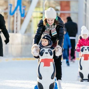 В Москве в саду «Эрмитаж» работает каток для людей с аутизмом и другими сенсорными нарушениями