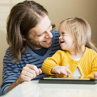 Родители детей с инвалидностью смогут работать и получать выплаты по уходу