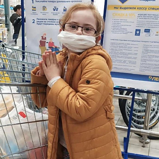 В Ростове самый юный волонтер с синдромом Дауна помогает людям