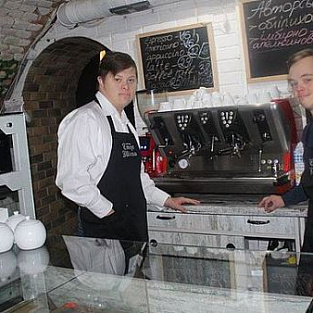 В Луцке открыли новое кафе, где напитки готовят подростки с синдромом Дауна   